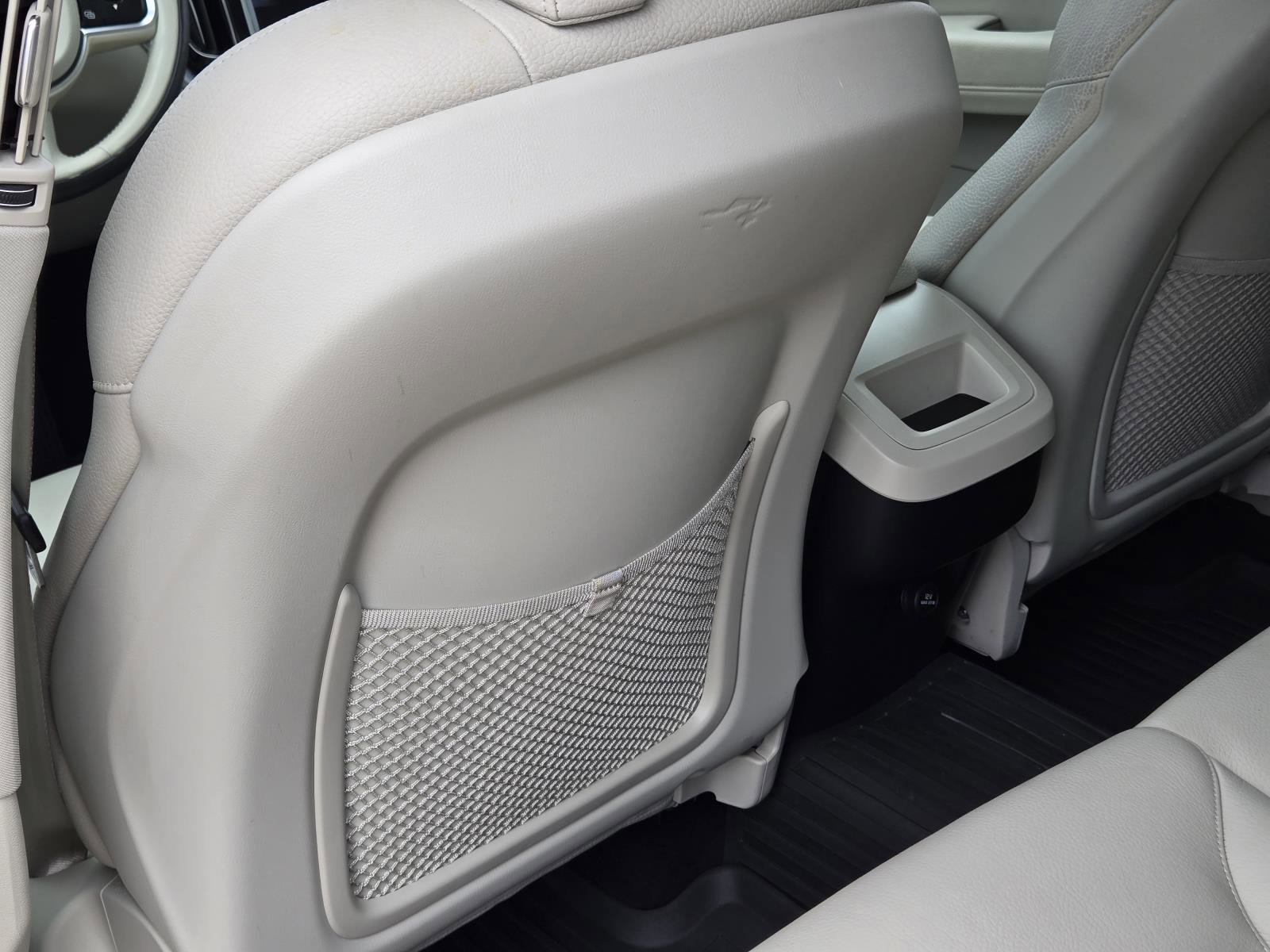 Used 2020 Crystal White Volvo Momentum image 31