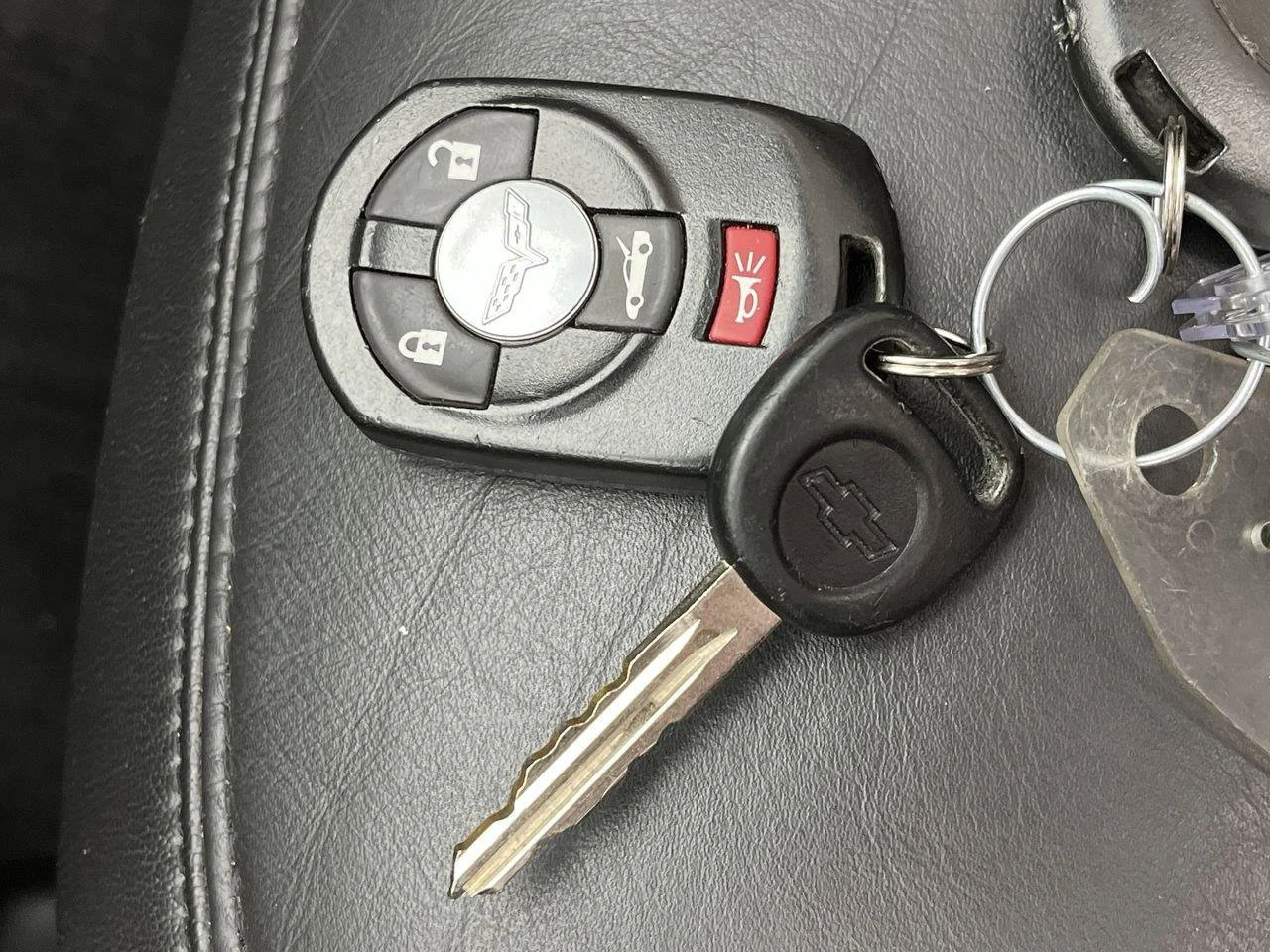 Used 2006 Victory Red Chevrolet  image 23