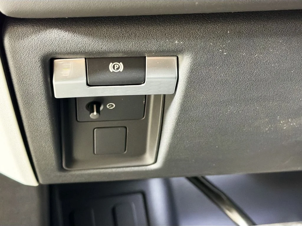 New 2026 Santorini Black Land Rover X-Dynamic SE image 10