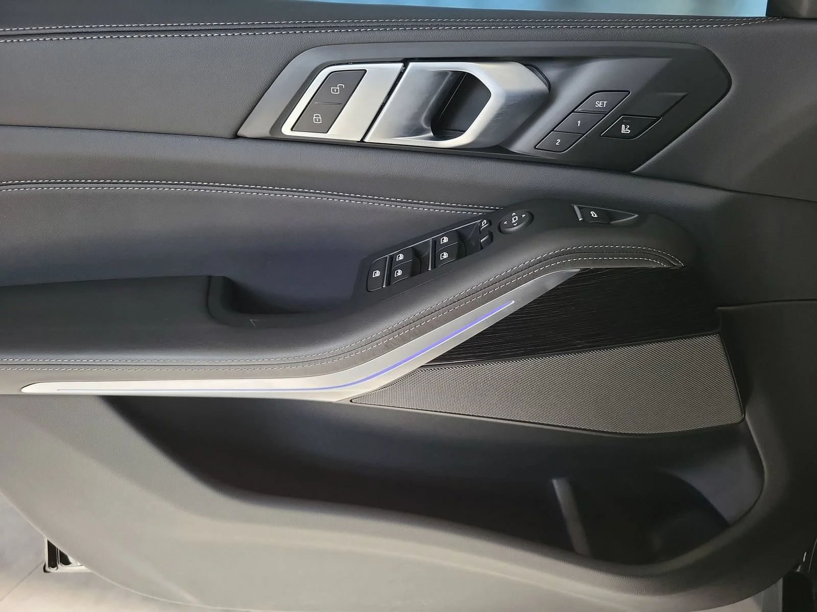 Used 2025 Black BMW M60i image 22