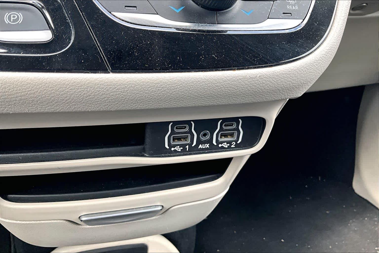 Used 2023 Silver Mist Clearcoat Chrysler Touring L image 34