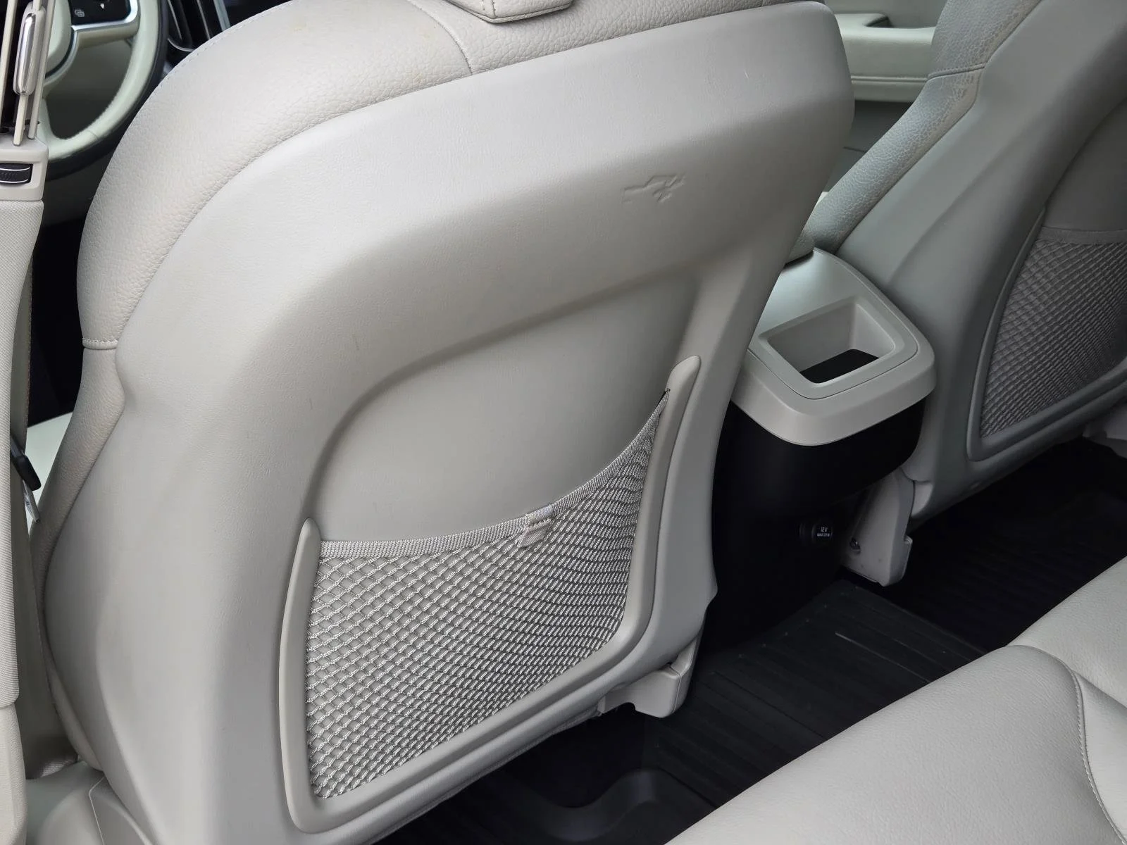 Used 2020 Crystal White Volvo Momentum image 31