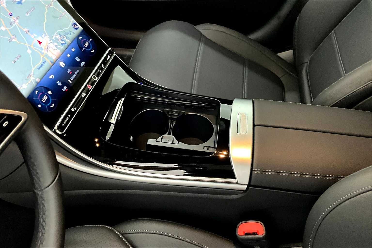 2025 Mercedes-Benz C-Class Sedan C 300 - Photo 7
