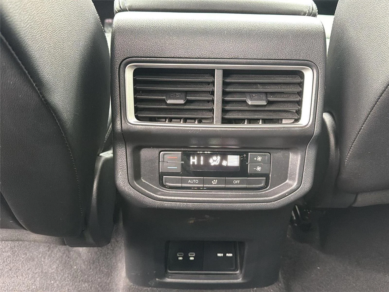 2025 Volkswagen Atlas SE w/Tech - Photo 31