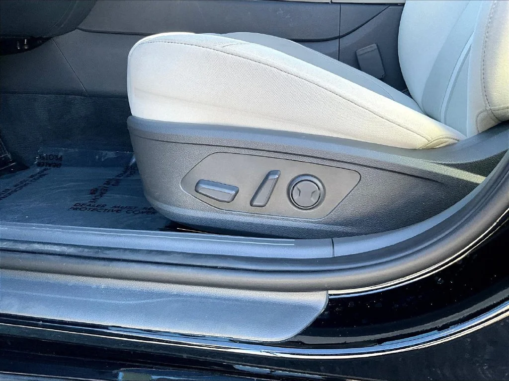 Used 2025 Black Hyundai SEL image 38