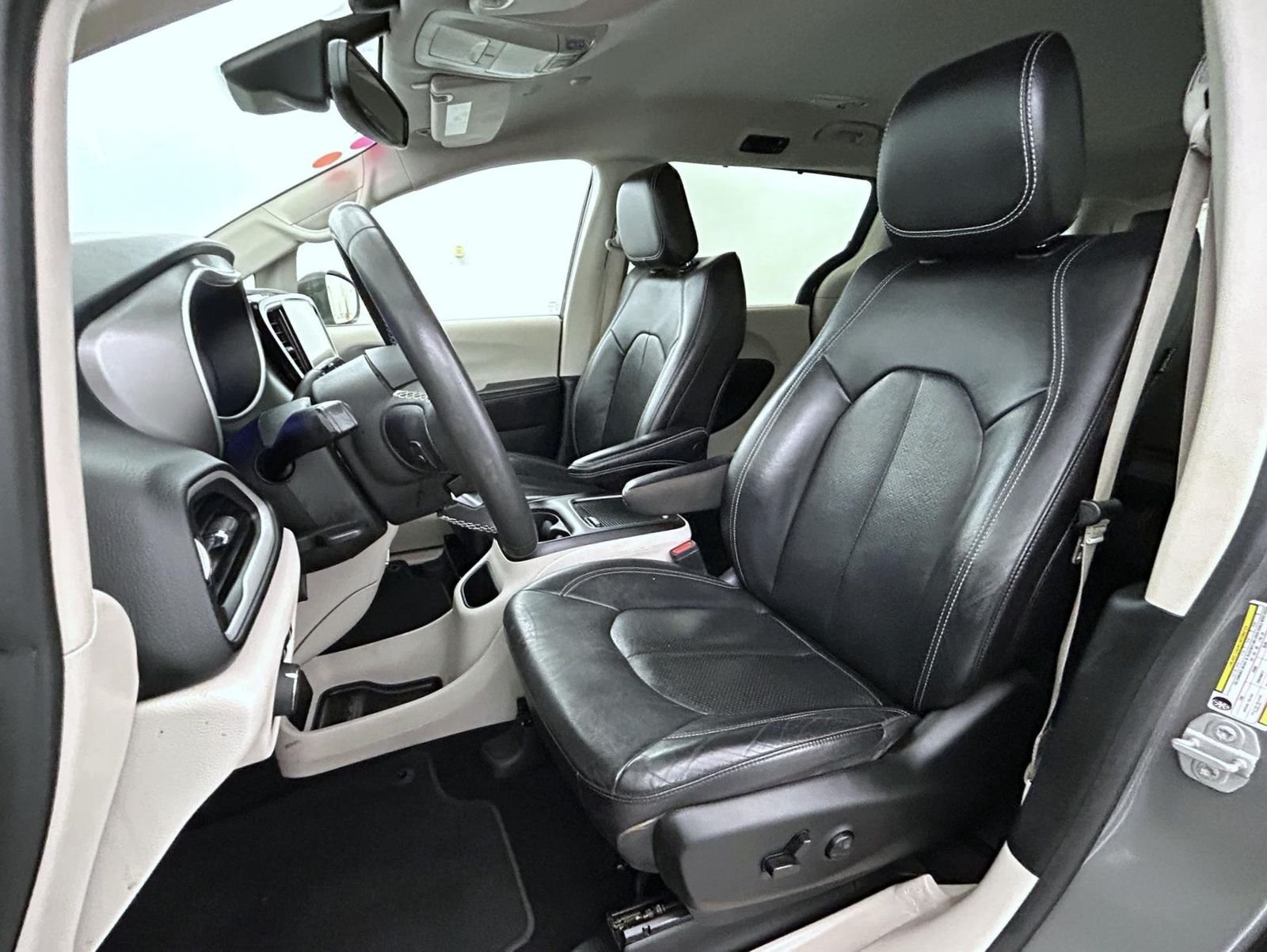 Certified Used 2022 White Chrysler Touring L image 10