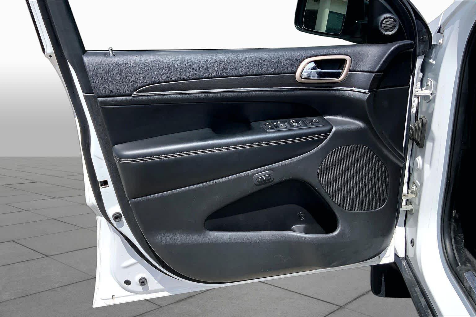 Used 2017 Bright White Clearcoat Jeep Limited image 22