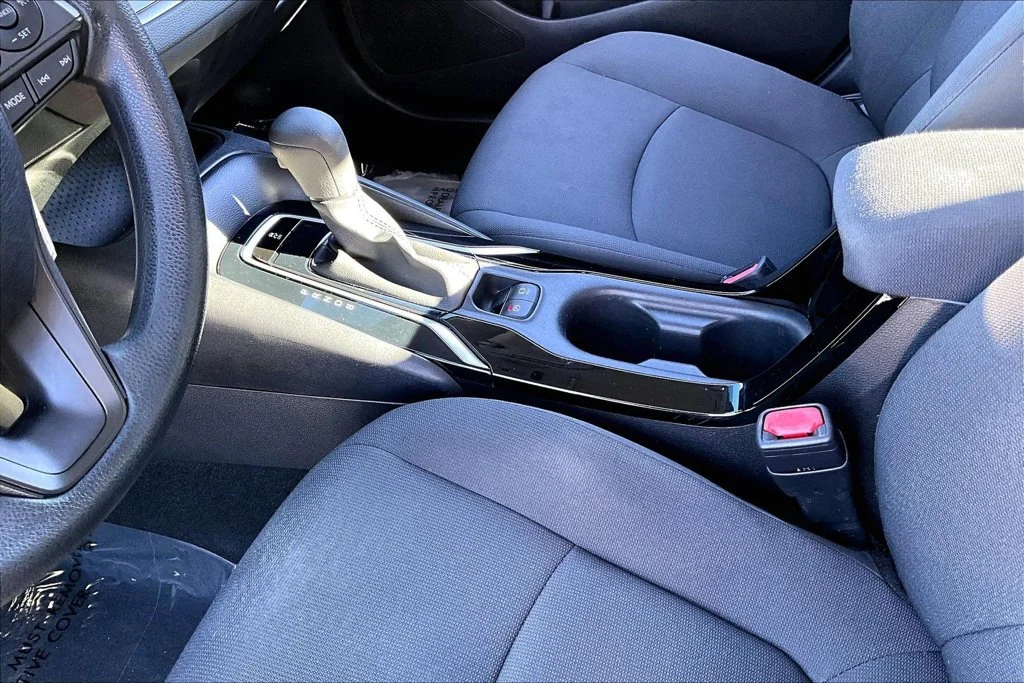 Used 2020 White Toyota LE image 22