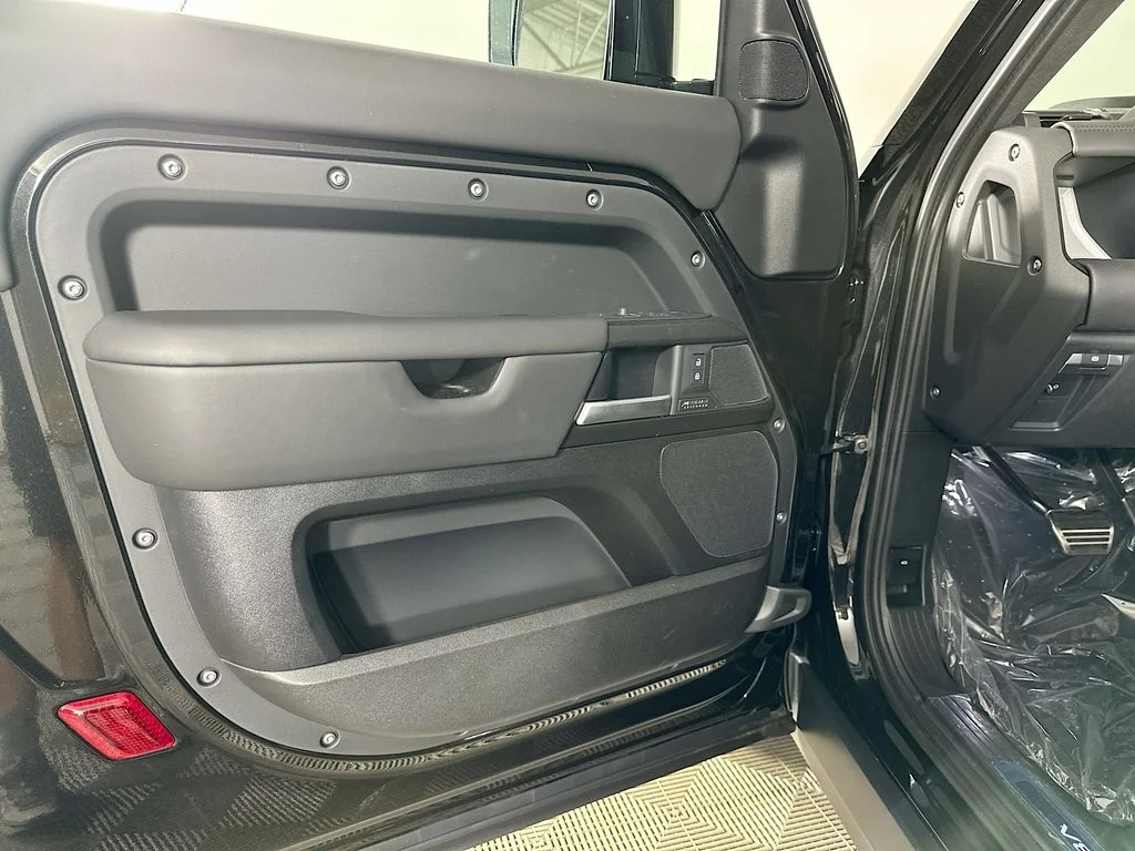 New 2026 Santorini Black Land Rover V8 image 22