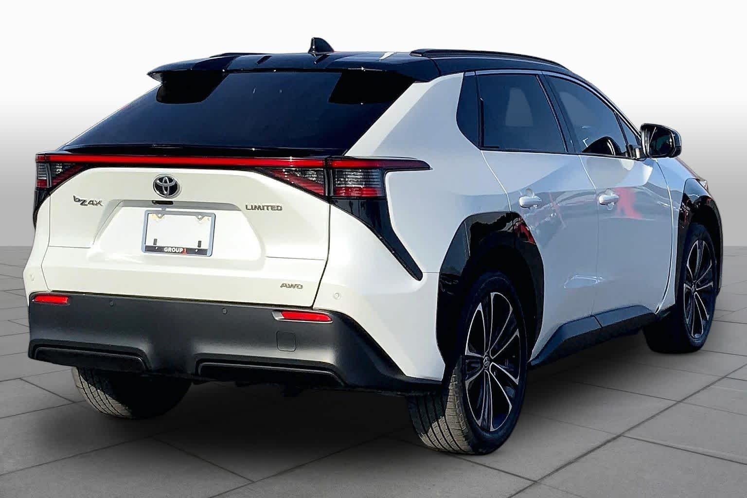 Used 2023 Wind Chill Pearl w/Black Roof Toyota Limited image 12