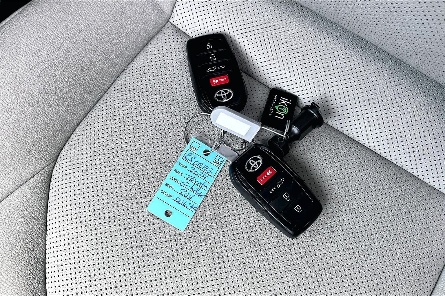 Used 2024 Wind Chill Pearl Toyota XLE image 15