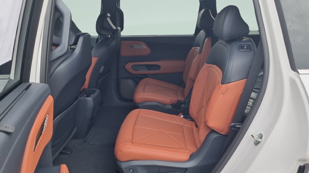 New 2027 Glacial White Pearl Kia SX image 9