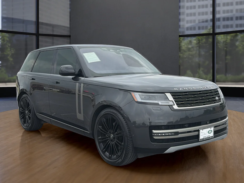 Used 2023  Land Rover SE image 10