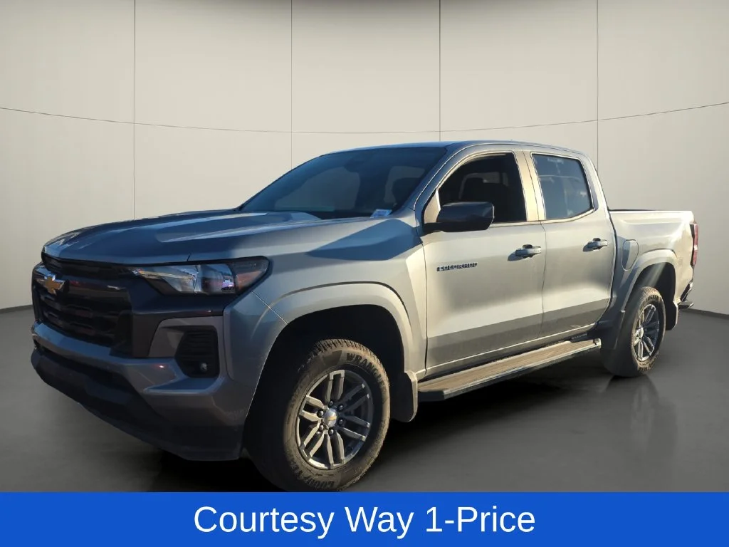 Used 2023 Gray Chevrolet LT image 4