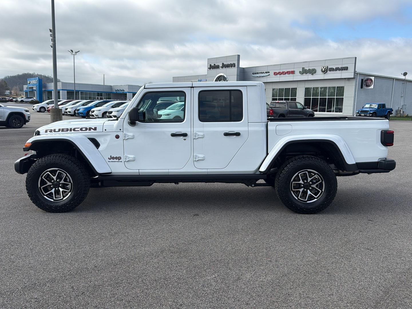 New 2026 Bright White Clear-Coat Exterior Paint Jeep Rubicon image 5