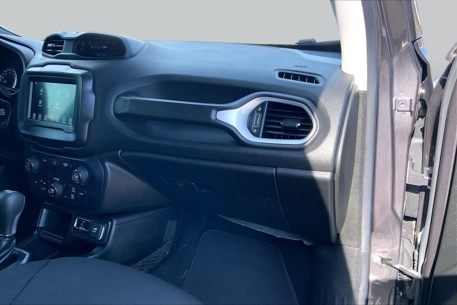 Used 2018 Granite Crystal Metallic Clearcoat Jeep Latitude image 19