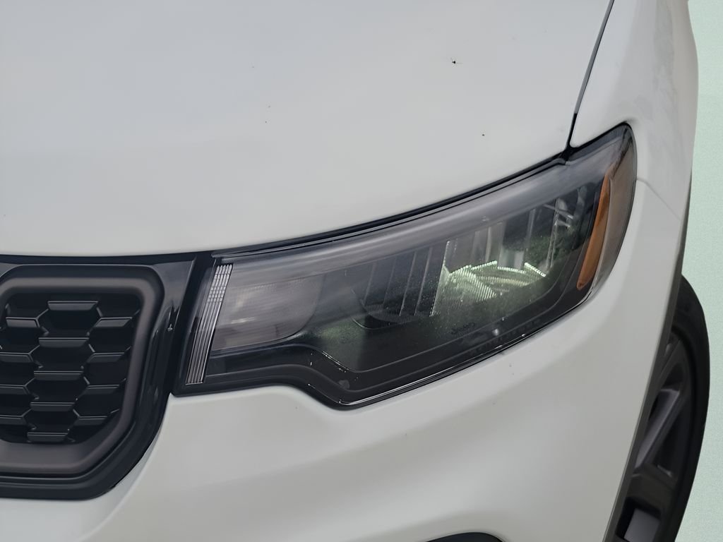 New 2026 Bright White Clear-Coat Exterior Paint Jeep Latitude image 16
