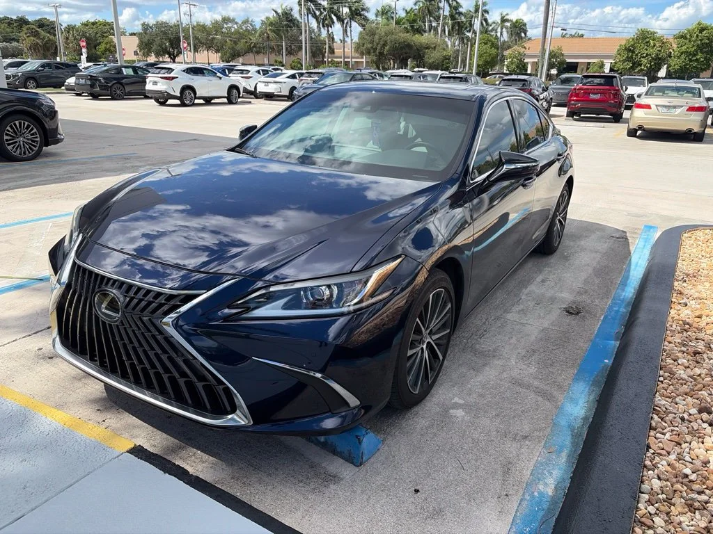 Used 2025 Nightfall Mica Lexus 300h image 4
