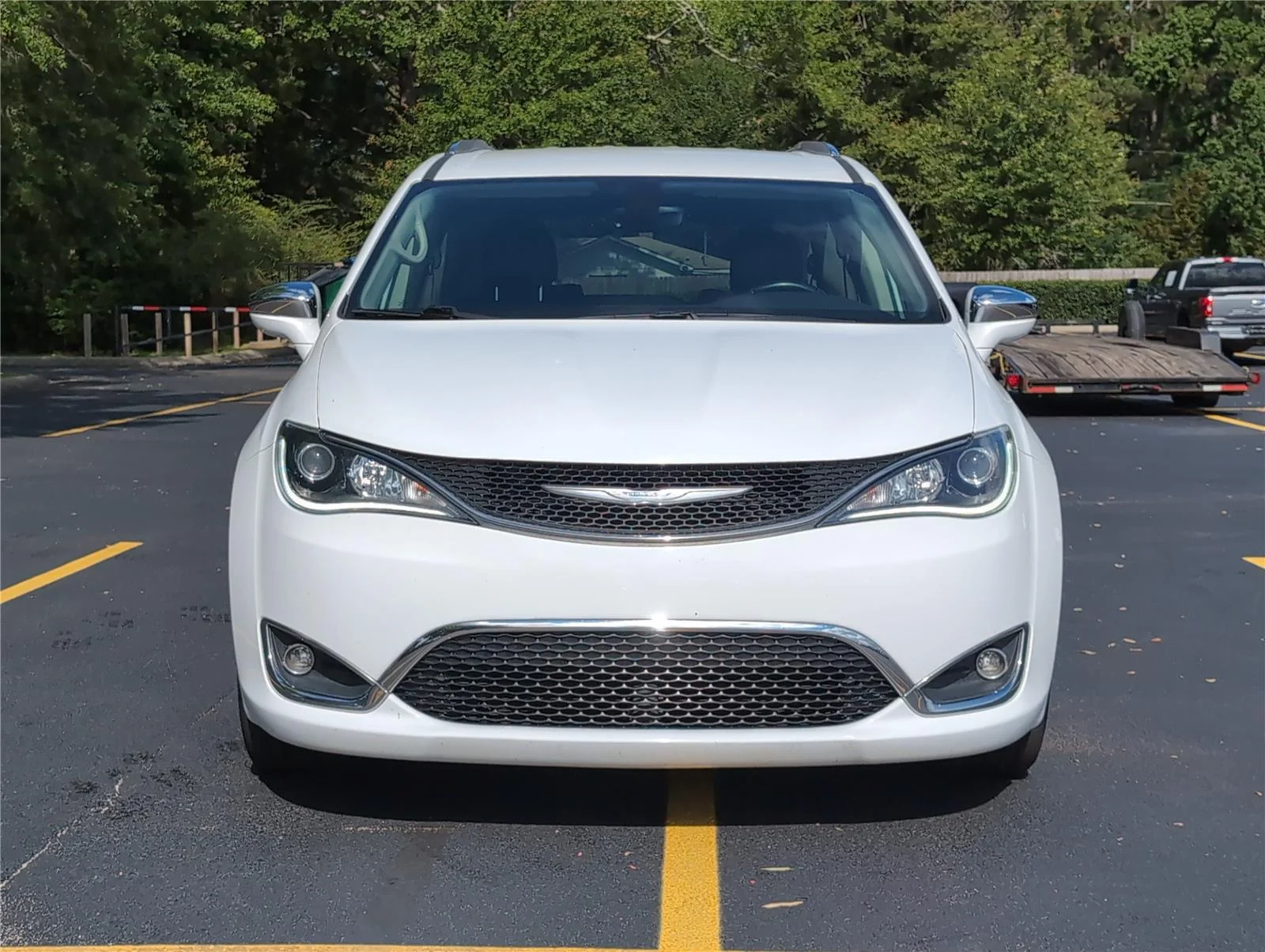 Used 2018 Bright White Clearcoat Chrysler Limited image 10