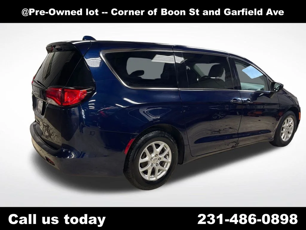 Used 2017 Blue Chrysler LX image 10