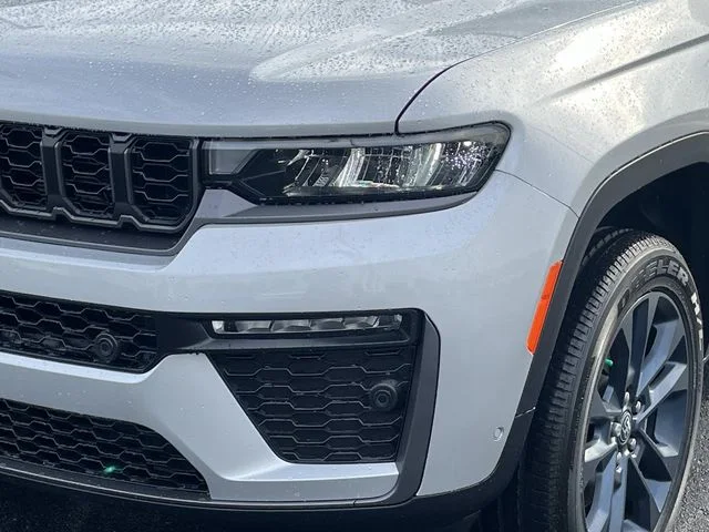 New 2026 Silver Zynith Exterior Paint Jeep Limited image 9