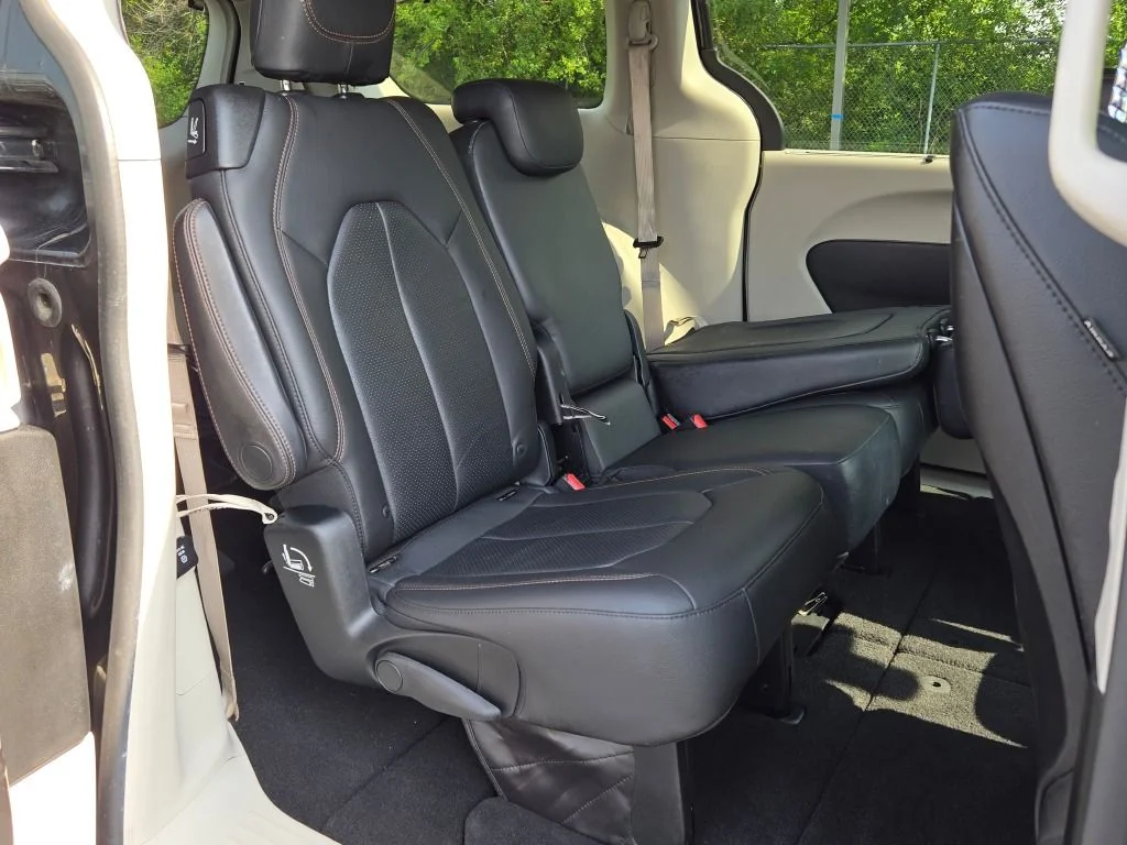 Used 2018 Gray Chrysler Touring L Plus image 9