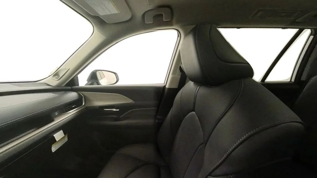 Used 2025  Toyota Limited image 33
