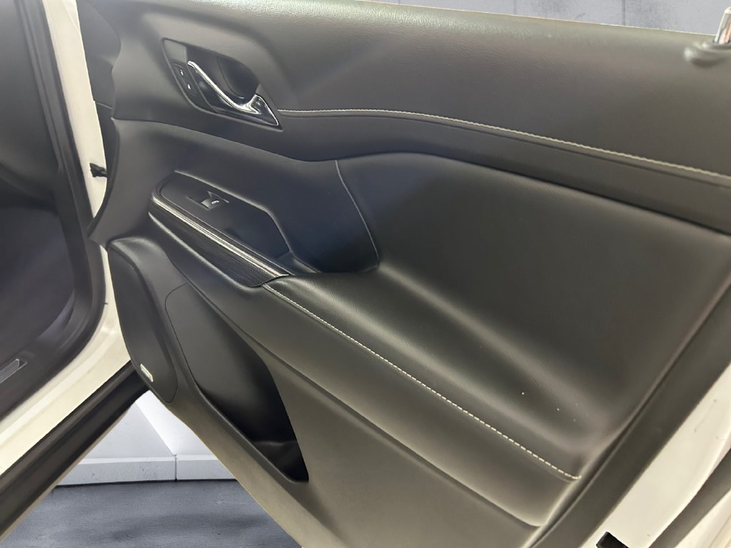 Used 2023 White GMC SLT image 15