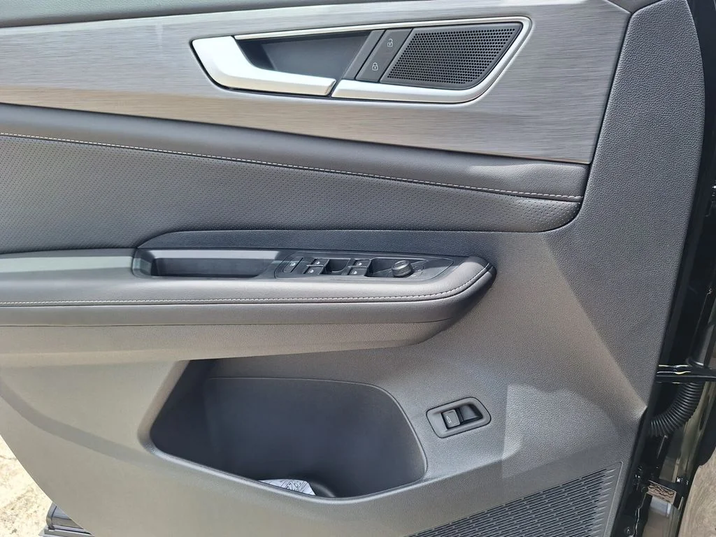 New 2026 Black Volkswagen 2.0T SE w/Technology image 21