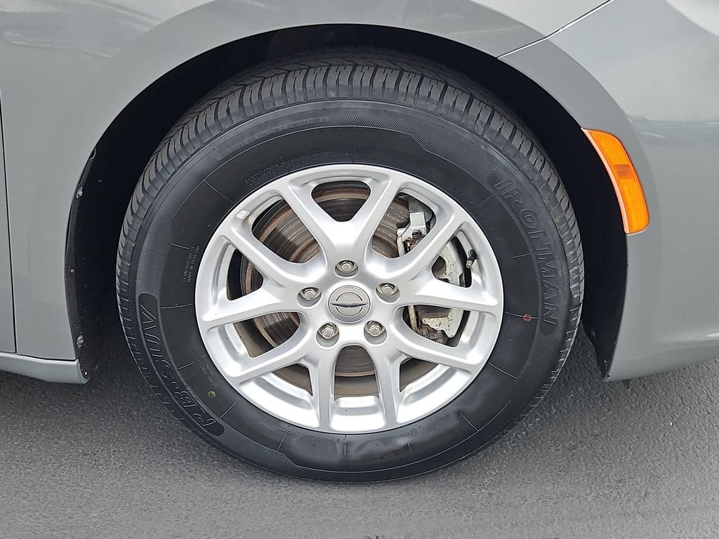 Used 2023 Ceramic Gray Clearcoat Chrysler Touring L image 30