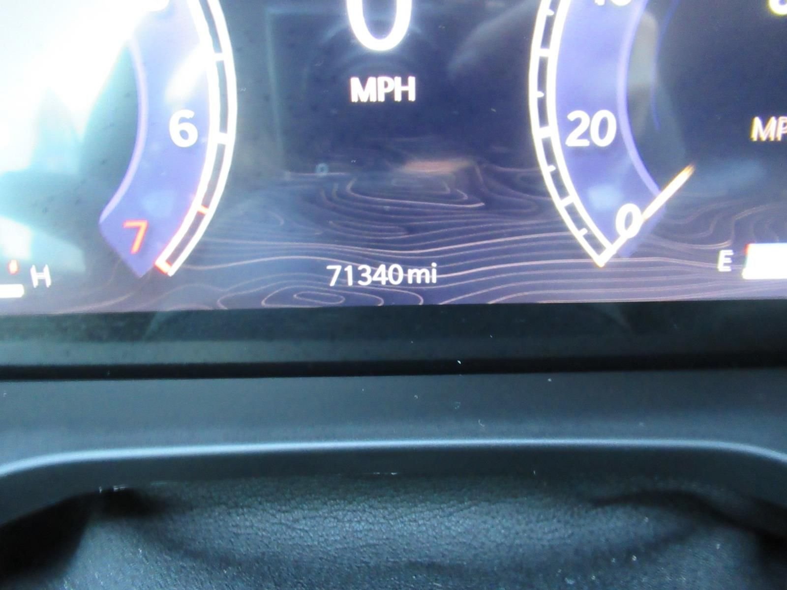 Used 2023  Jeep Limited image 33