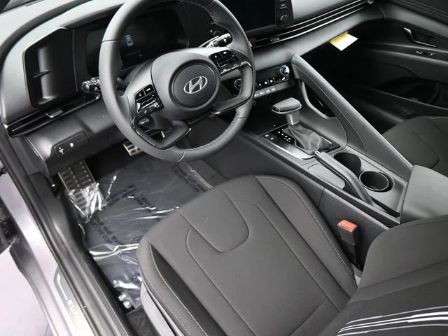 Used 2025 Silver Hyundai SEL Sport image 16
