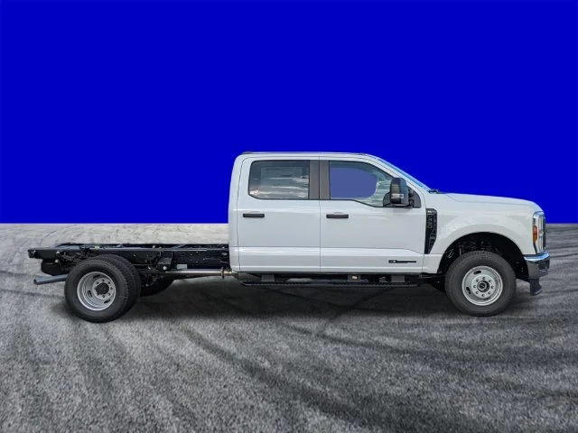 New 2027 Oxford White Ford F-350® XL image 3