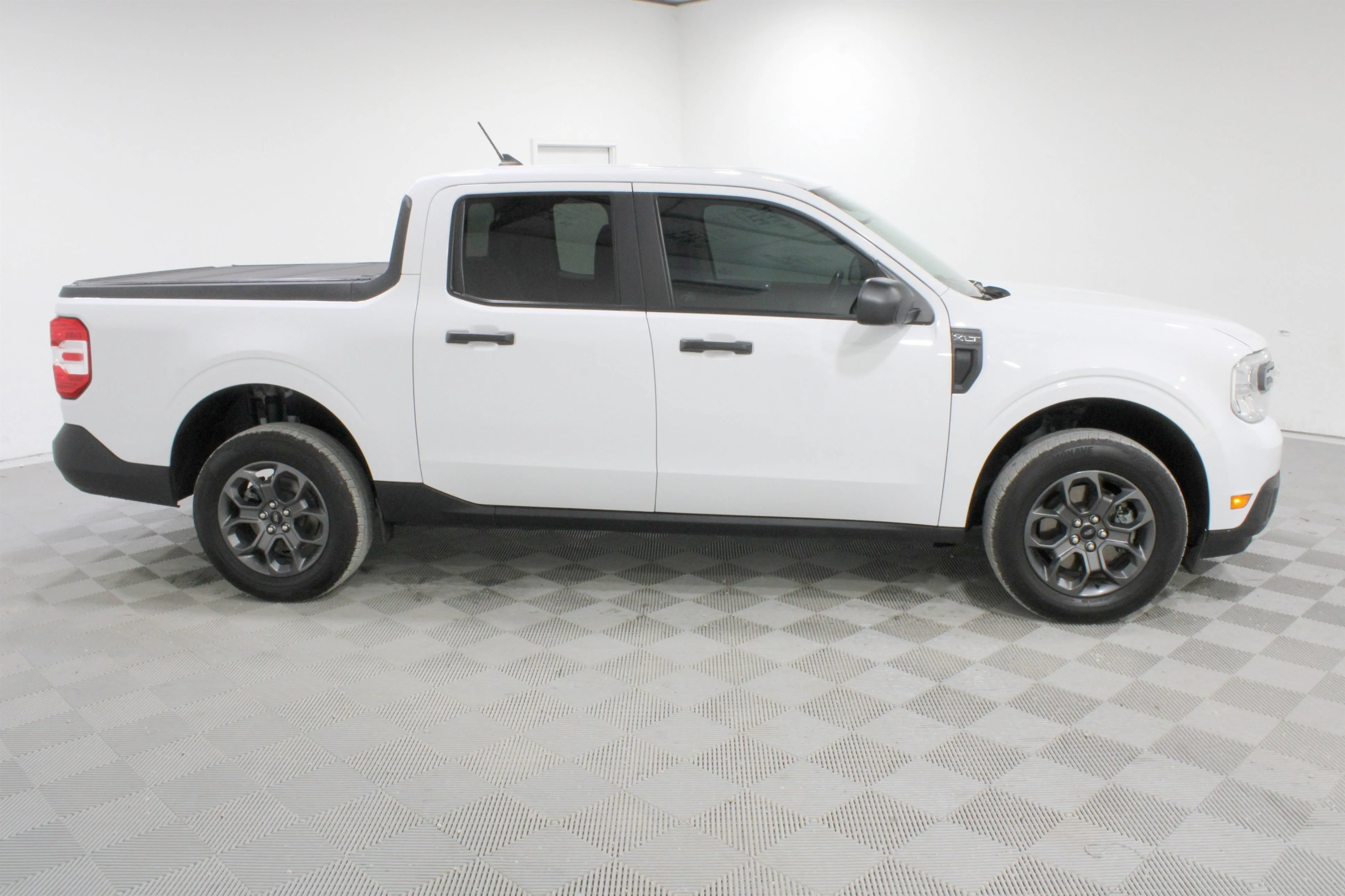 Used 2024 Oxford White Ford XLT image 26