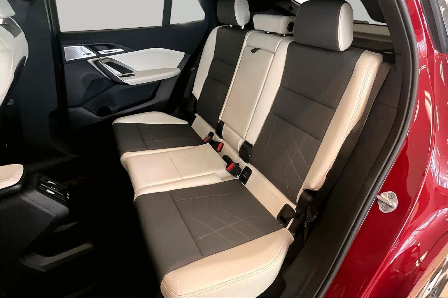Used 2025 Vegas Red Metallic BMW xDrive28i image 18