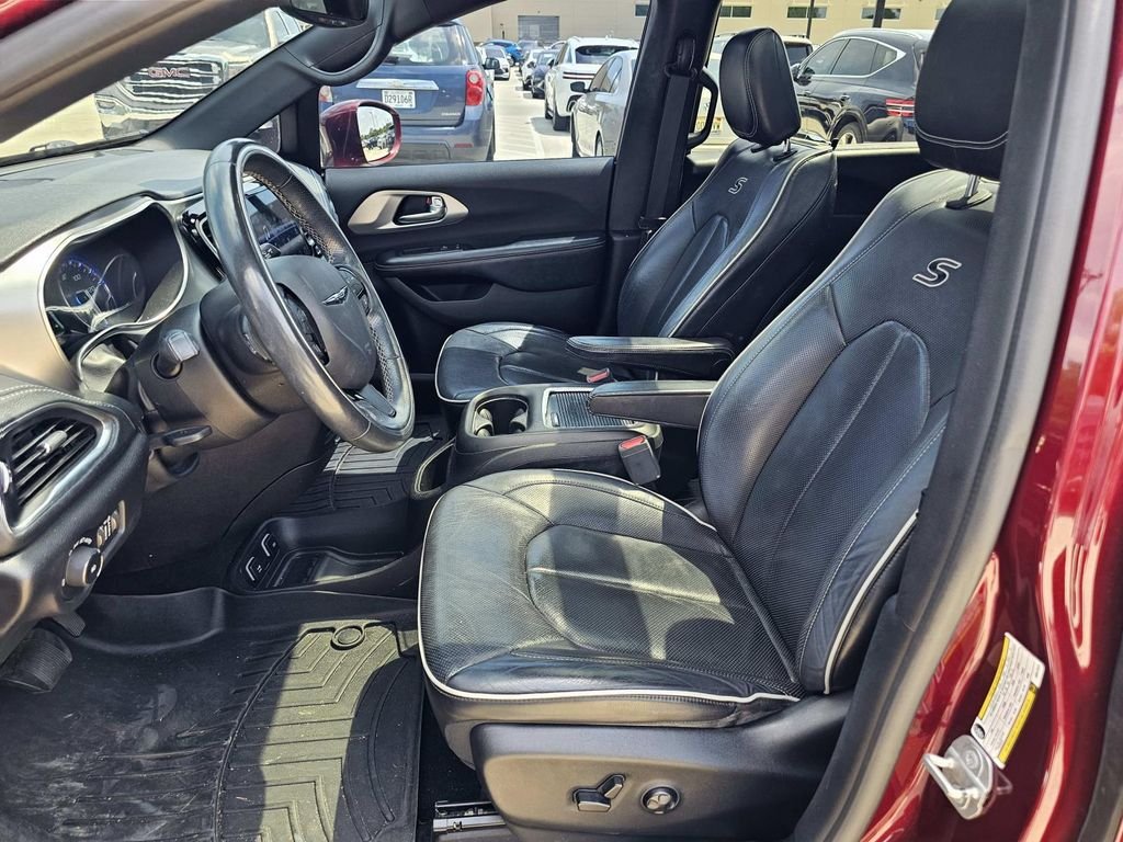 Used 2019 Red Chrysler Limited image 15