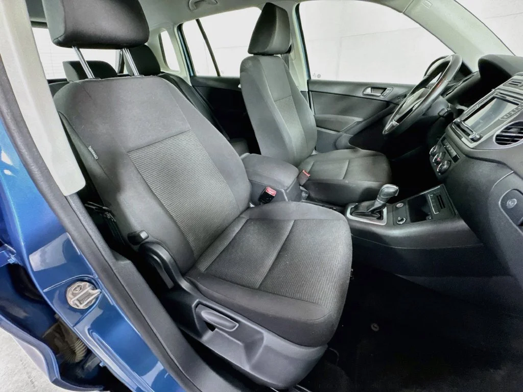 Used 2018 Blue Volkswagen 2.0T image 33
