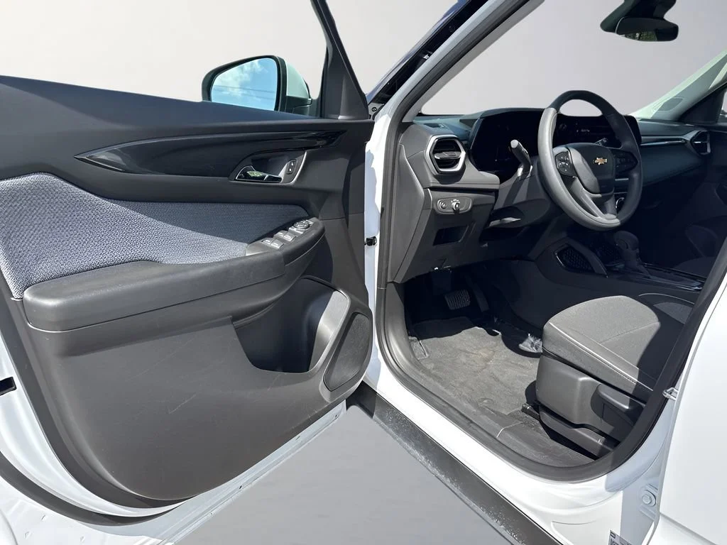 Used 2025 Summit White Chevrolet LT image 24