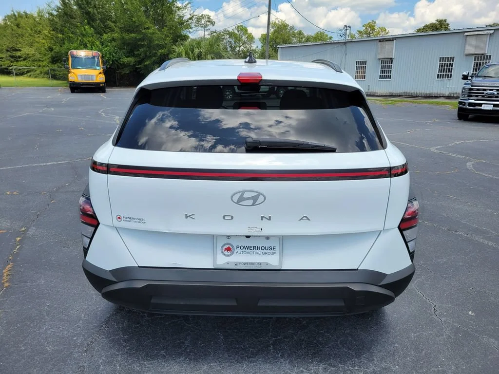 Used 2025 White Hyundai SEL image 4