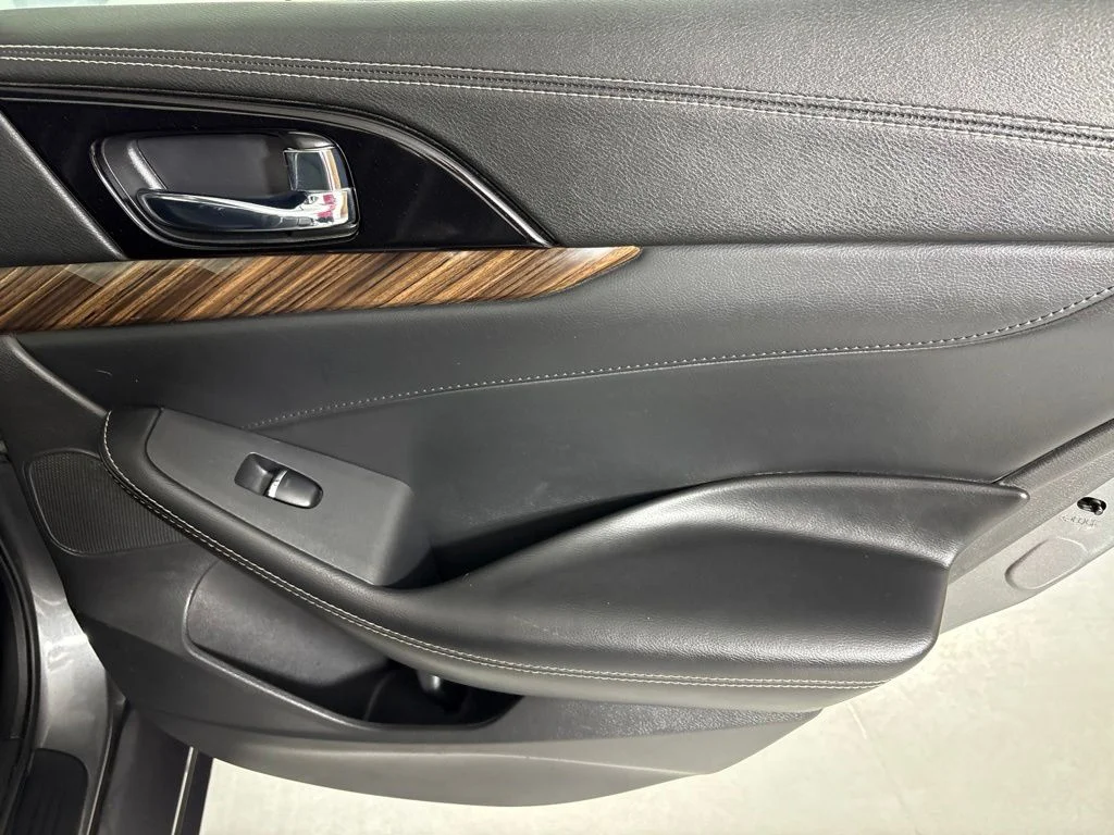Used 2016 Gray Nissan Platinum image 18