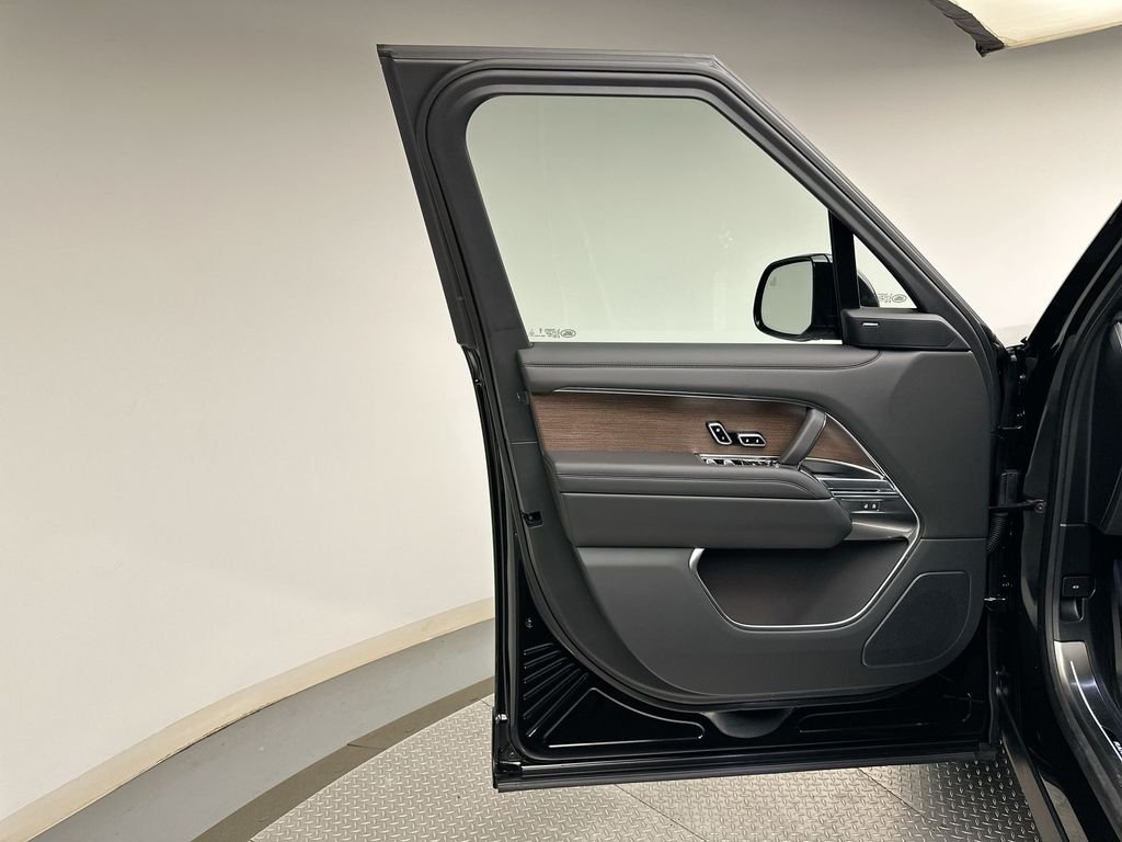 New 2027 Santorini Black Metallic Land Rover SE image 9