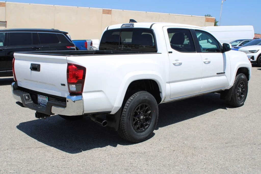 Used 2022 White Toyota SR5 image 4