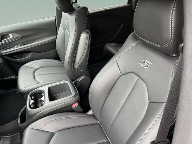New 2026 Diamond Black Crystal Pearl-Coat Exterior Paint Chrysler Select image 13