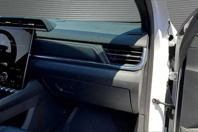 Used 2025 White GMC Elevation image 25