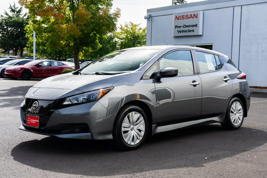 Used 2025 Gray Nissan S image 3