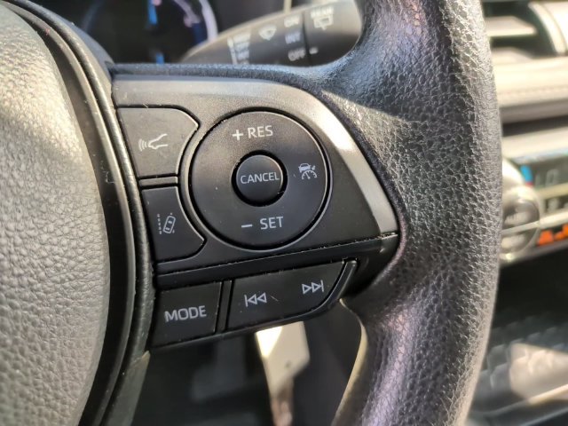 Used 2025 White Toyota LE image 17