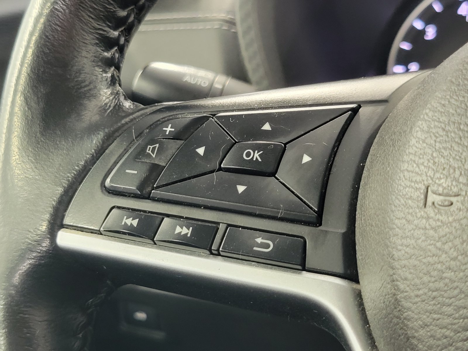 Used 2022 Blue Nissan SV image 15