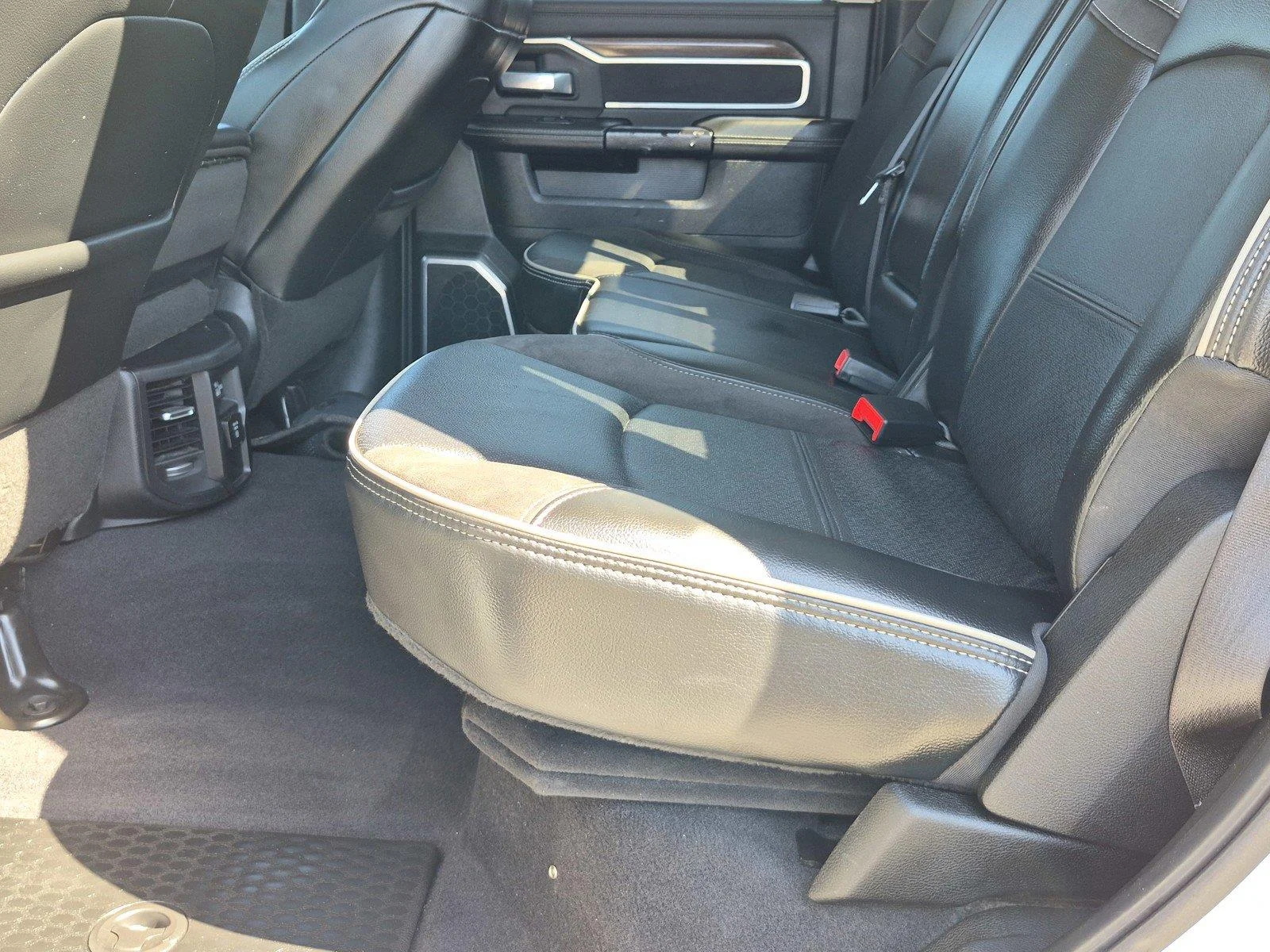 Used 2024  RAM TRUCK LARAM image 16