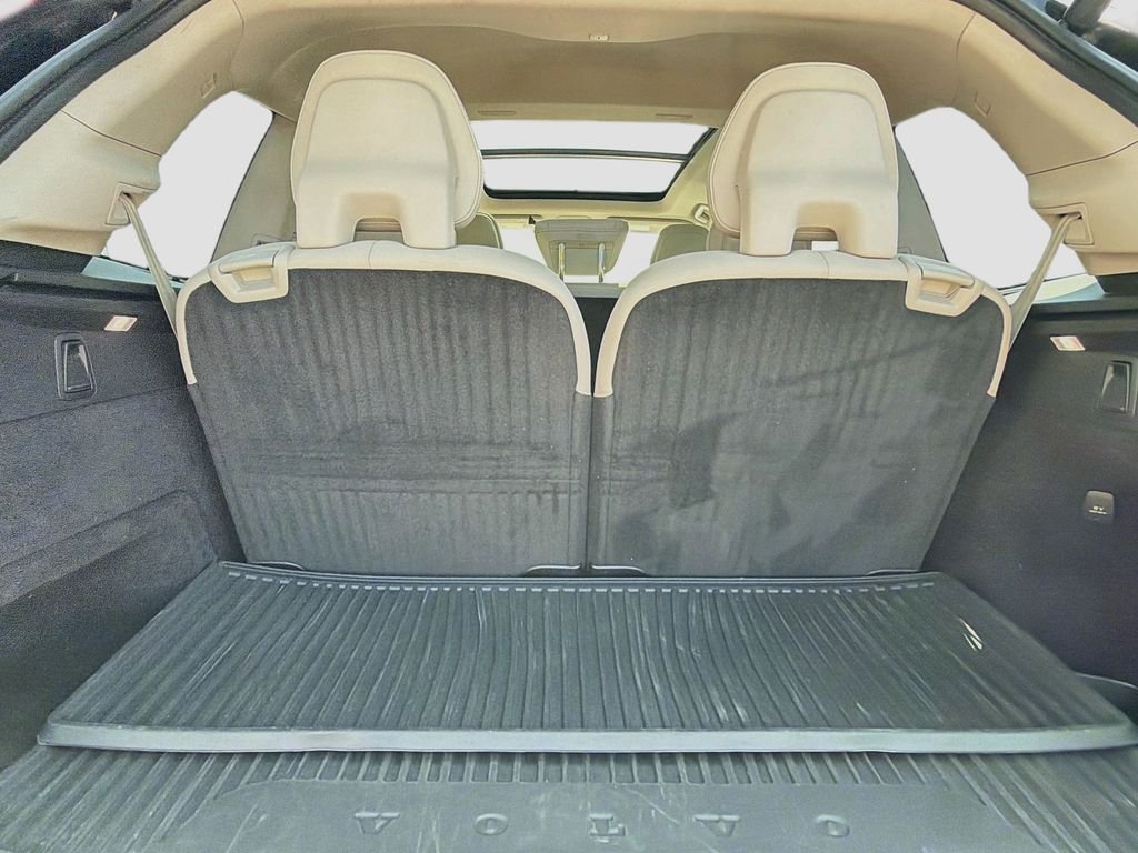 Used 2019 Black Volvo T5 Momentum image 28