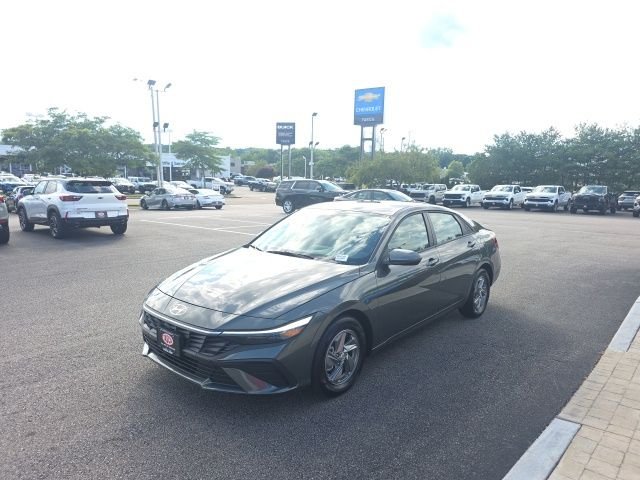 Used 2025 Gray Hyundai SE image 6